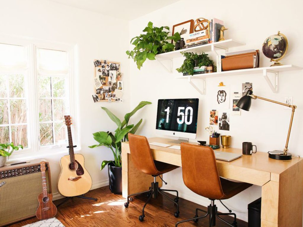 Bàn làm việc là nơi thích hợp để trưng bày đá phong thuỷ 