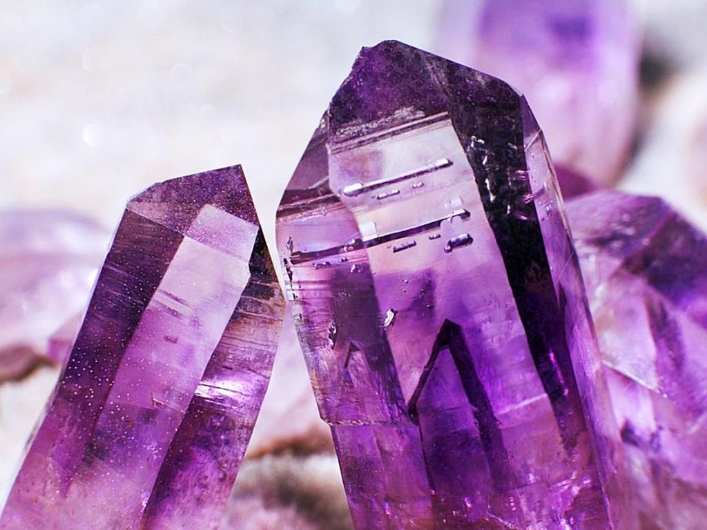 Để chọn được đá phong thuỷ phù hợp, gia chủ cần nắm rõ màu sắc tương sinh với mệnh của mình