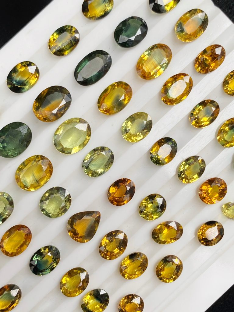 Đá Sapphire tự nhiên sẽ có lẫn các tạp chất và đường vân đá bên trong