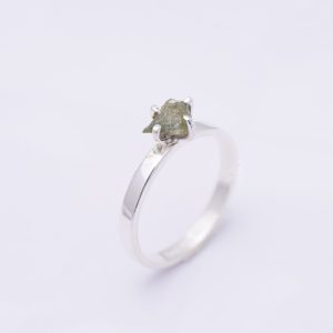 S0011-Nhẫn sapphire thô chấu xanh lá 925